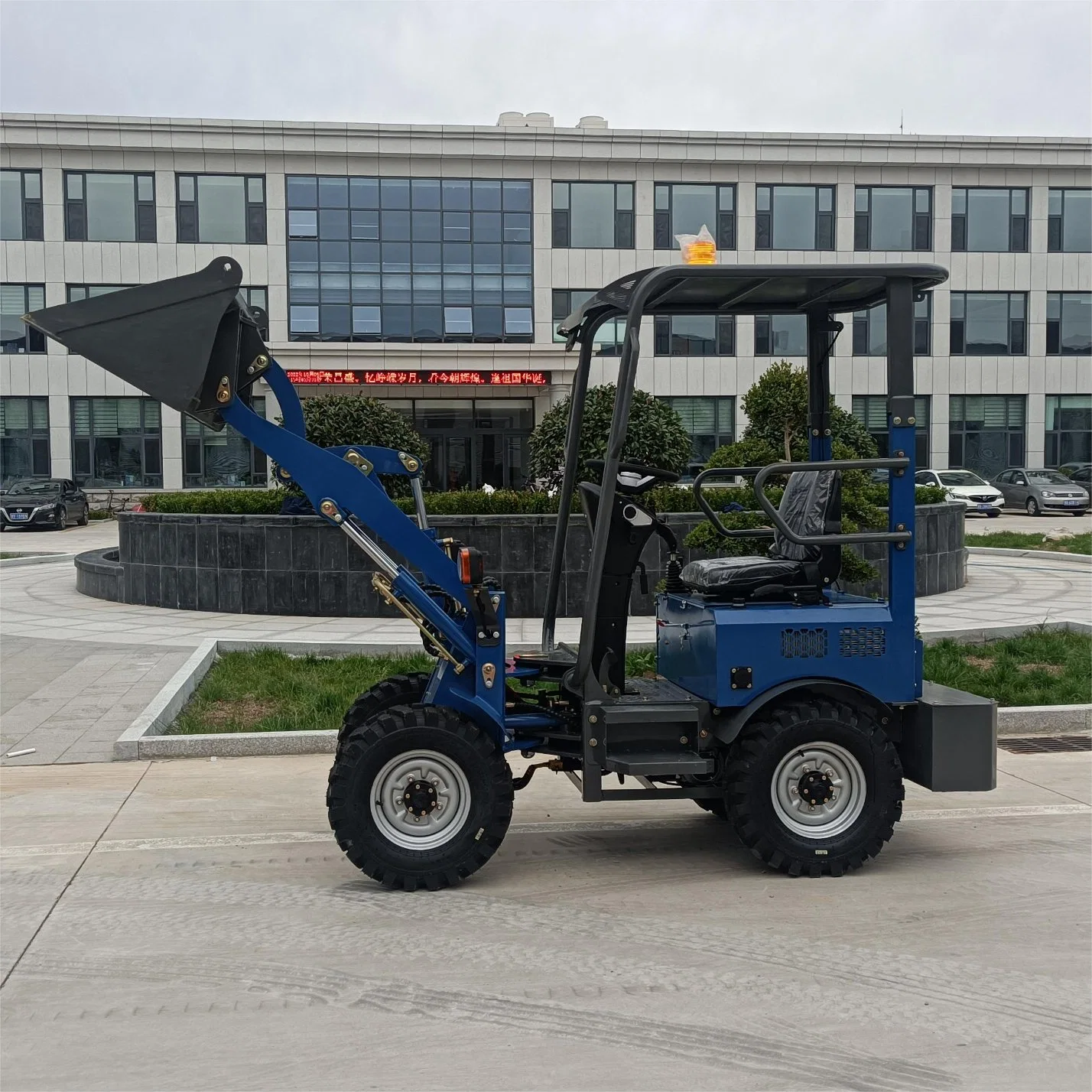 Tough Power of The Electric Loader with 0.2 M&sup3; 400kg Bucket Capacity