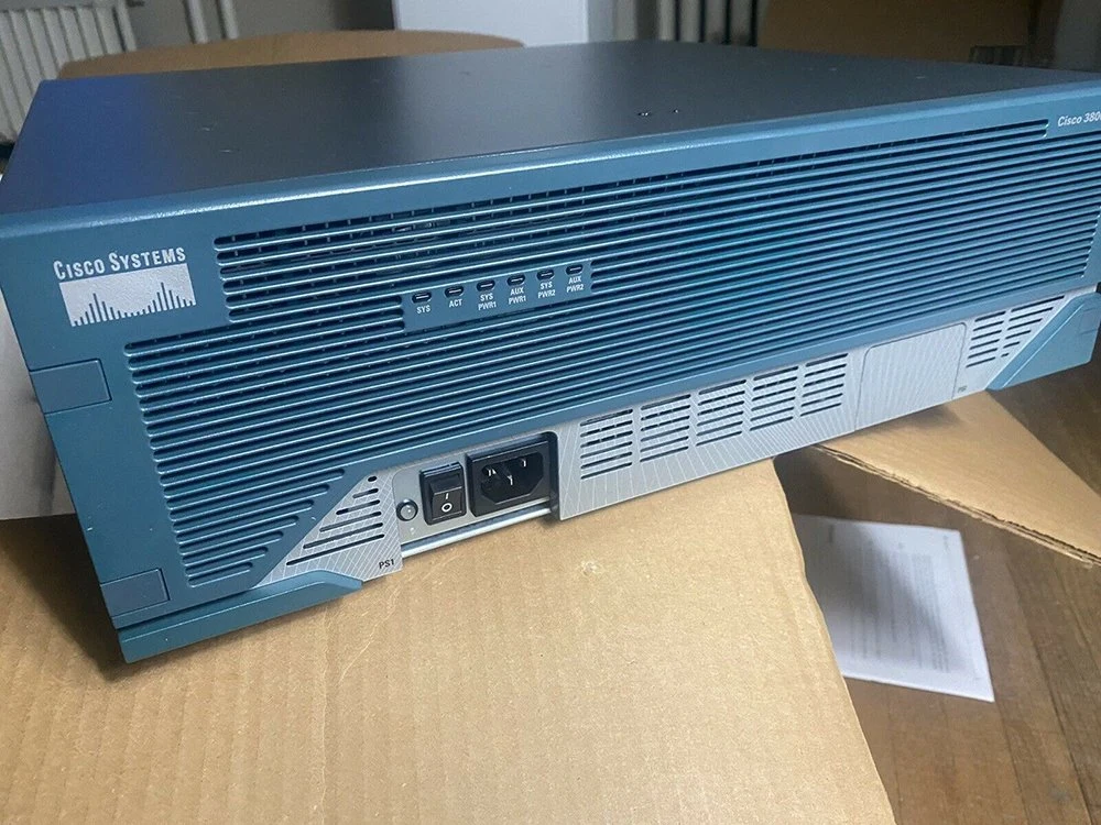 Cisco 1921/K9 Cisco1921/K9 avec 2ge, sec de la licence Pak, DRAM de 512 Mo, 256 Mo FL Commutateur-routeur Ethernet