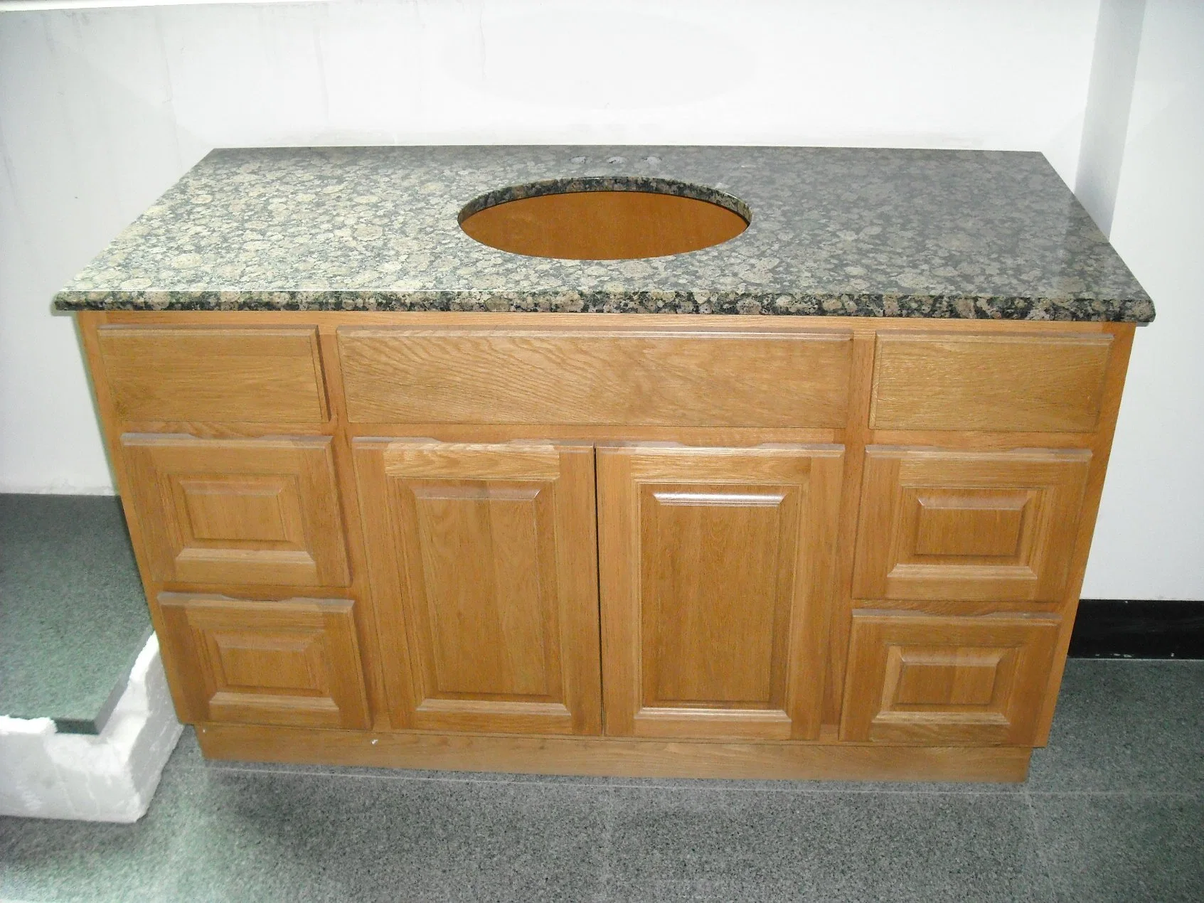 Meuble-lavabo en granit noir poli Tops avec le Cabinet pour salle de bains