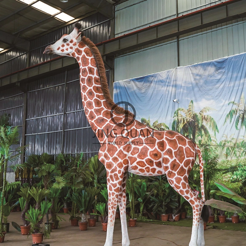 Modèle de girafe animatronique en 3D grandeur nature, conçu avec une pose réaliste pour une utilisation en extérieur dans les aires de jeux. Girafe mécanique animatronique personnalisée et simulée.