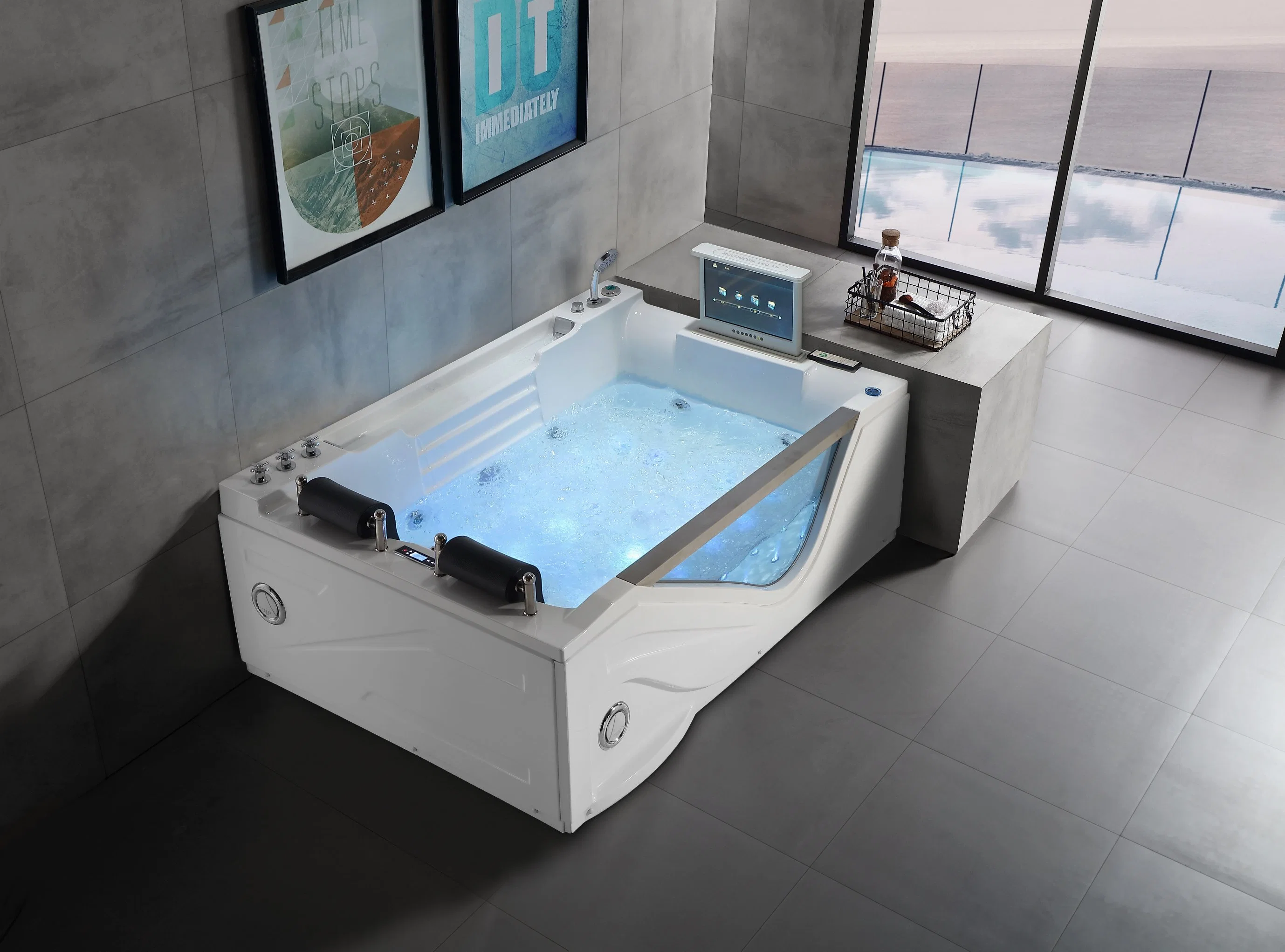 Baignoire de massage SPA avec jets de tourbillon en acrylique de luxe et télévision.