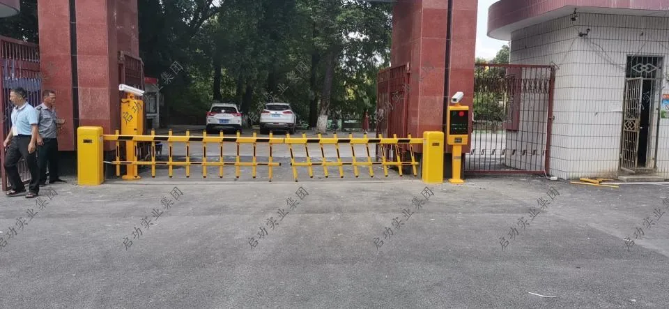 Anuncio de la industria de la barrera de estacionamiento automático de control remoto de la puerta